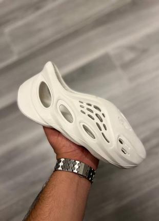 Тапочки adidas yeezy foam runner cream адидас кремового цвета