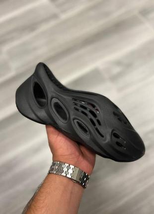 Тапочки adidas yeezy foam runner black адидас черного цвета