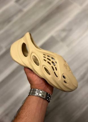 Тапочки adidas yeezy foam runner beige адидас бежевого цвета