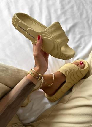 Тапочки adidas adilette slide beige адидас бежевого цвета