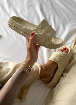 Тапочки adidas adilette slide bone адидас бежевого цвета