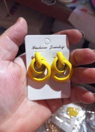 Очень красиво серьги сережки металл калачик ярко желтые пр-во корея