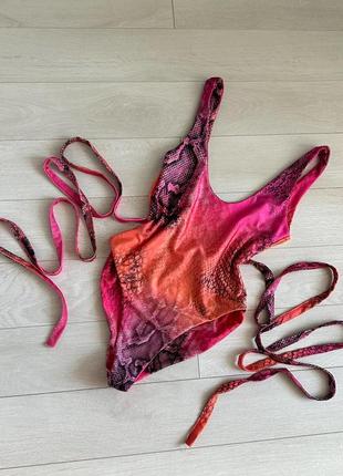 Яскравий купальник 👙