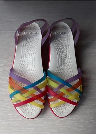 Босоножки crocs