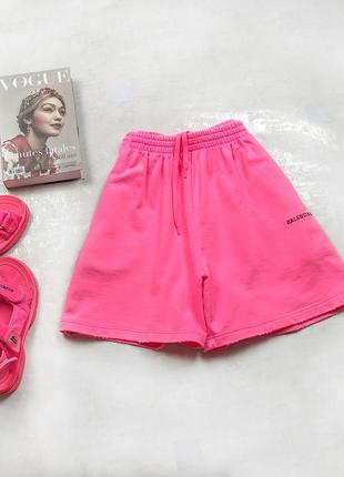 Шикарные брендовые шорты-бермуды balenciaga яркого неоново-розового цвета