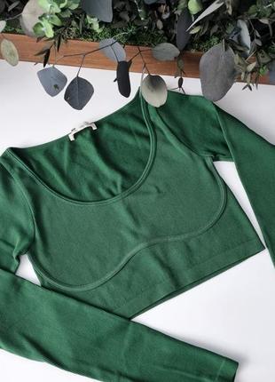 Короткий топ з рукавом