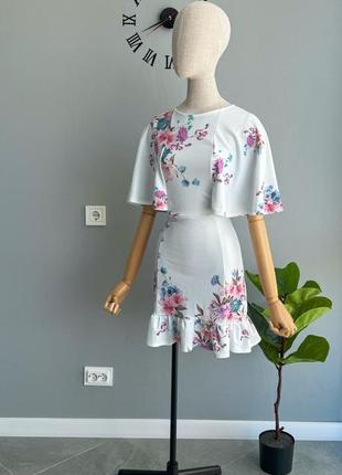 Красива сукня в квіти