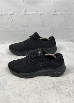 Спортивные черные кроссовки skechers