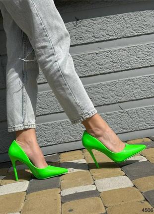 Зелені салатові неонові жіночі туфлі лодочки на шпильці підборі лаковані туфлі лодочки на шпильці6 фото