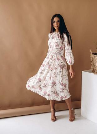 Платье в цветочный принт с кружевом