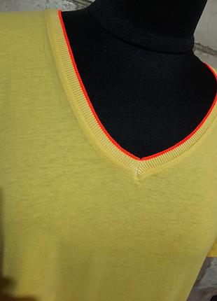 Італійська футболка з контрастною горловиною