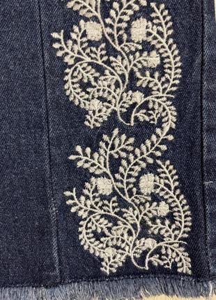 Дуже красива та стильна брендова спідниця з вишивкою.100% котон.