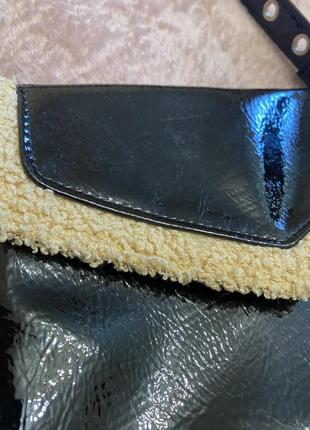 Стильна сумка з лакованої штучної шкіри та хутра