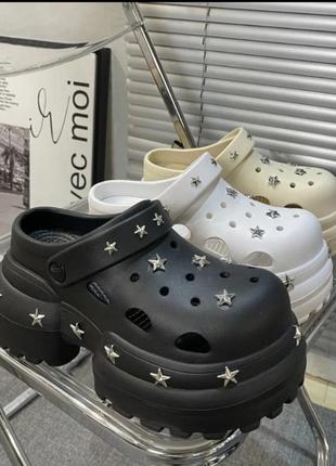 Кроксы с металлическим декором