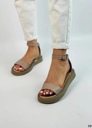 Гарненькі шкіряні бежеві босоніжки із закритою п'ятою