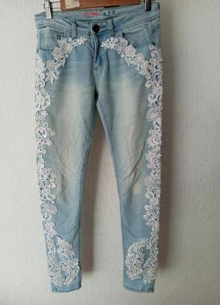 Джинсы с кружевом и жемчужинами