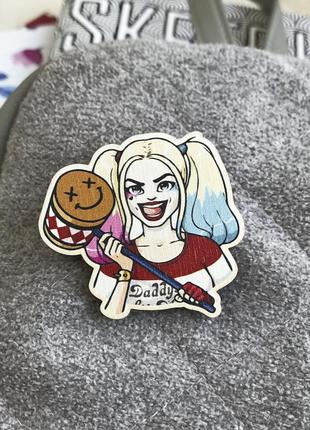 Значок из дерева "харли квинн"