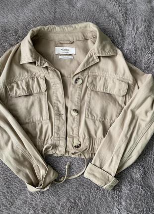 Укороченная джинсовая куртка беж фирмы pull&bear