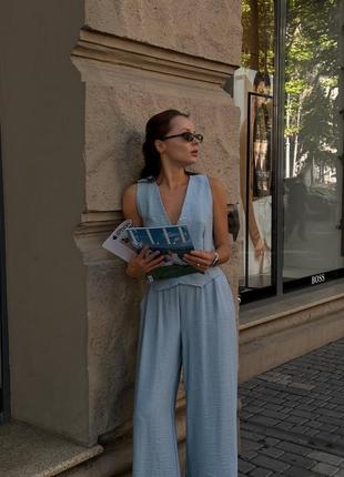 Костюм брючный с жилеткой классический льняной женский летний жилет безрукавка на пуговицах с брюками штанами палаццо  голубой лен жатка
