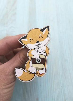 Значок з дерева "лисеня з кавою"