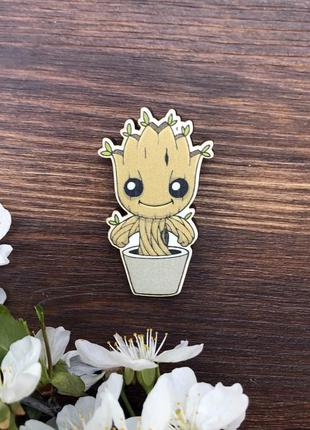 Значок из дерева "грут в горшке"