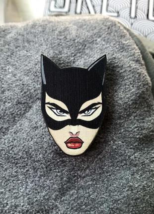 Значок из дерева "женщина-кошка"