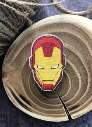 Значок из дерева "iron man"