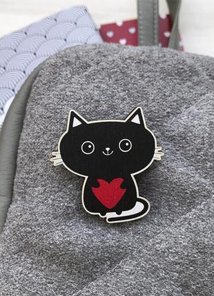 Значок из дерева "котёнок с сердцем"