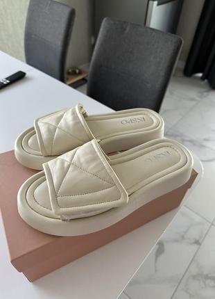 Шльопанці шкіряні