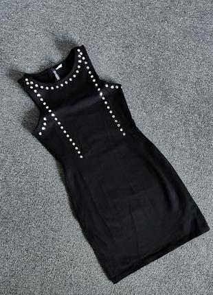 Якісна стрейчева сукня з щільної бавовни, яка красиво облягає тіло.