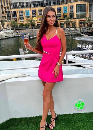 Короткое нарядное платье с вырезом на талии с бретелькой на одном плече