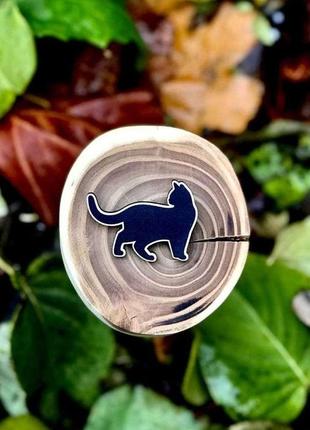 Значок из дерева "чёрный кот"