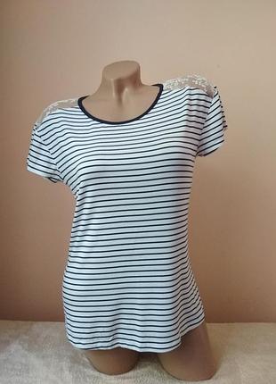 Футболка з ажуром на плечах 46 розмір.