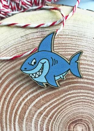 Деревянный значок "синяя акула - shark"