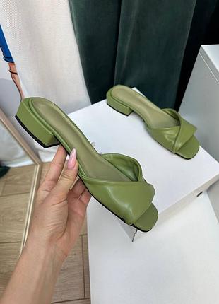 Шлепанцы женские на невысоком каблуке