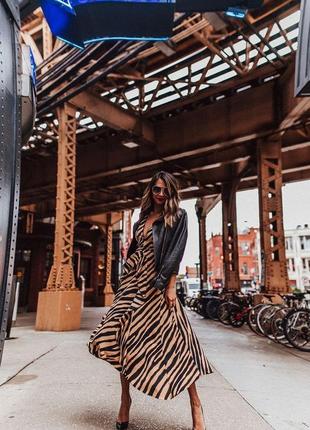 Topshop невероятно стильное платье в актуальный принт