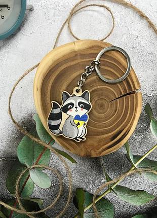Деревянный брелок  "енот с сердцем"