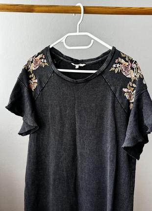 Платье с вышивкой