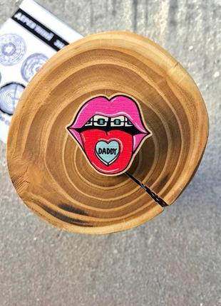 Значок из дерева "губы"