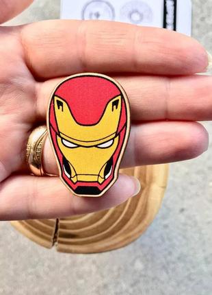 Значок з дерева "залізна людина"