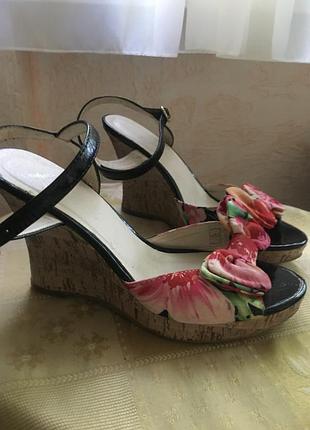 Босоніжки принт танкетка