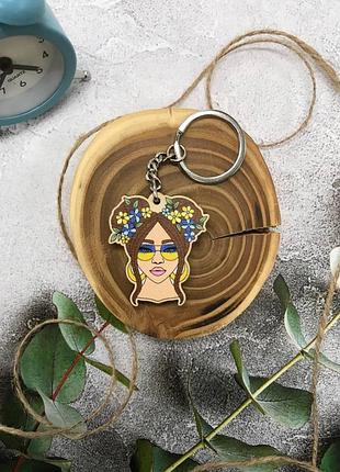 Дерев'яний брелок "дівчина шатенка"