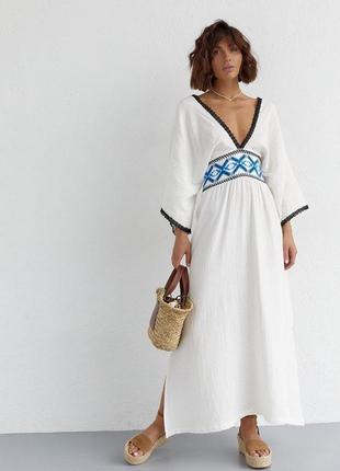 Женское длинное белое платье-вышиванка с поясом и объемными рукавами свободного кроя с бантом на спине из качественной ткани стильная трендовая8 фото