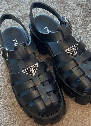 Босоніжки на платформі prada