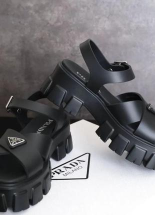 Босоніжки на платформі prada