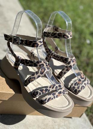 🐆неймовірно стильні жіночі сандалі бежевого кольору /  жіночі леопардові сандалі/ шкіряні жіночі сандалі/ сандалі в принті леопард 🐆