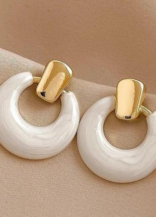 Стильні золотисті круглі біла емаль перламутр сережки кульчики пусети підвіси