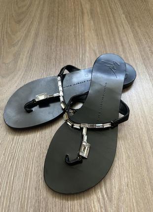 Шльопанці бренд