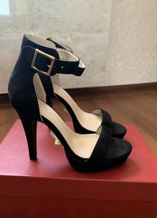 Босоніжки сандалі