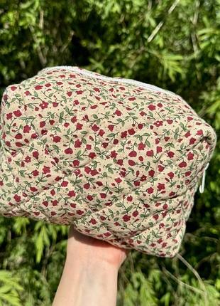 Велика вмістка стьобана косметичка з кольоровою підкладкою (бордові квіти), 18х12х12 см